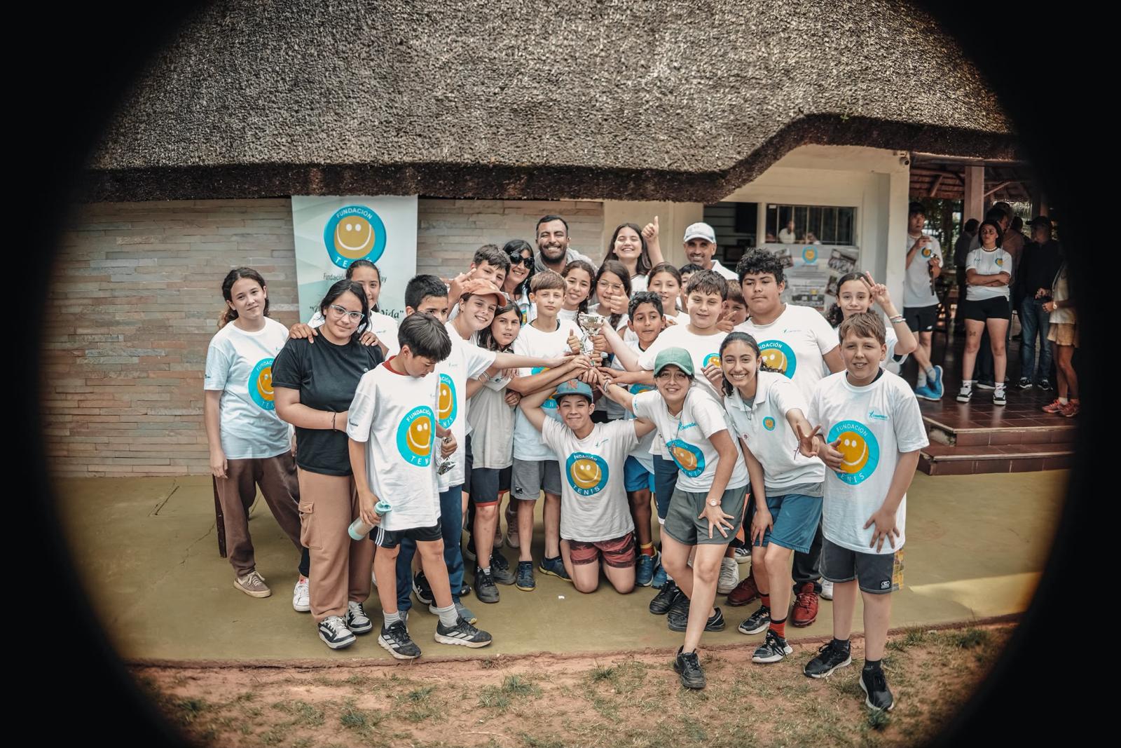 Equipo de la Fundación Tenis Uruguay con trofeo