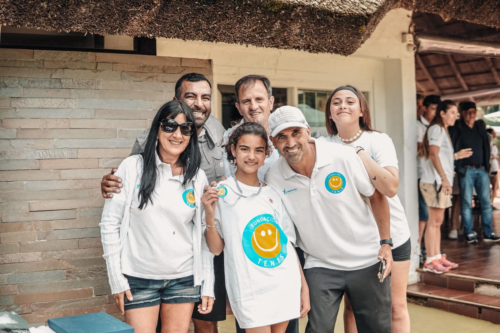 Familia de la Fundación Tenis Uruguay con medalla