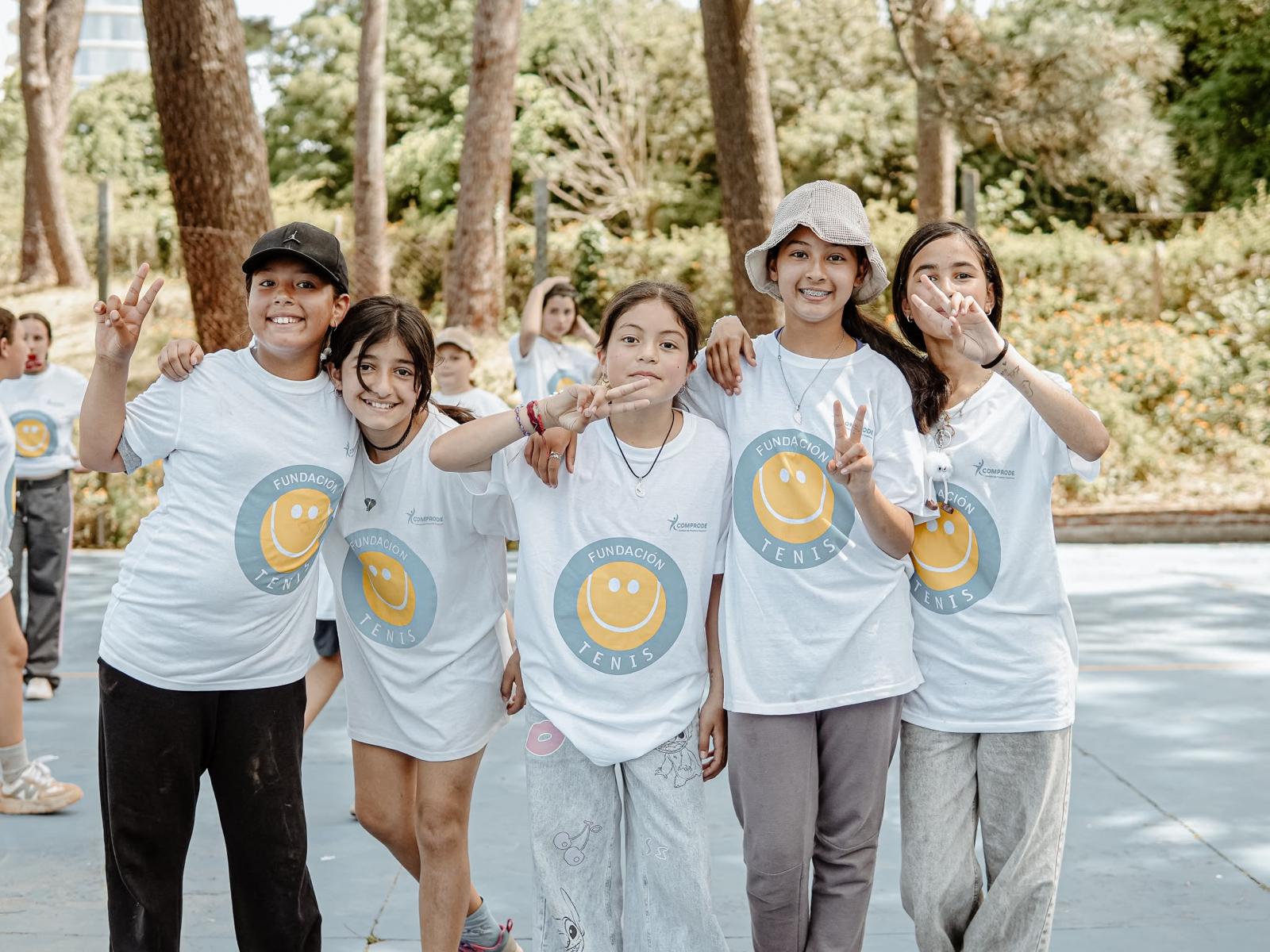 Grupo de adolescentes de la Fundación Tenis Uruguay